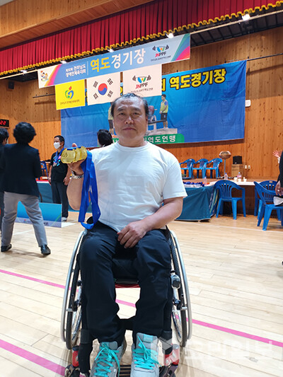 제30회 전라남도장애인체육대회 벤치프레스 65kg에서 3관왕을 한 홍현 선수
