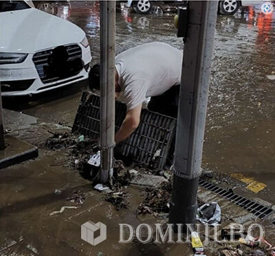 지난 9일 서울 강남의 폭우속에 한 시민이 폭우속에 스스로 배수구를 청소해 신속하게 침수을 막아 SNS와 인터넷에서 강남의 슈퍼맨으로 추앙받고 있다.  (사진=온라인 커뮤니티)