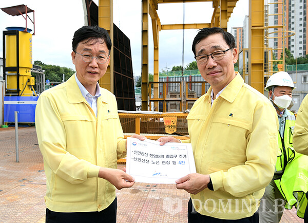 이민근 시장이 안산시를 방문한 어명소 국토부 2차관에게 신안산선 연장등 을 건의하고 있다.