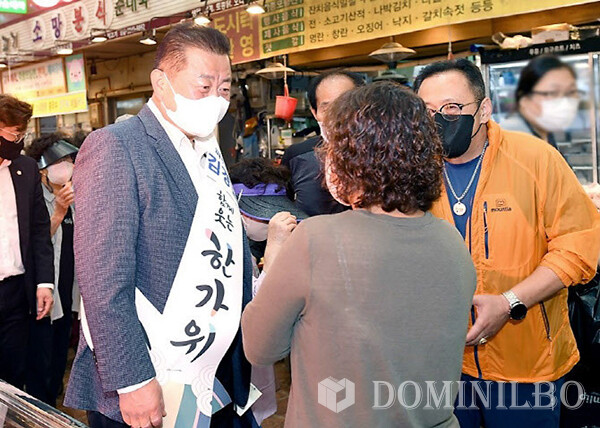 전통시장 상인들 만나는 김경일 시장