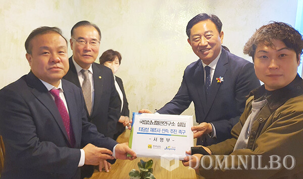 김한종 장성군수(중앙 우측)가 국립심뇌혈관연구소 조속 설립 청원 서명부를 기재부 관계자에게 전달하고 있다.