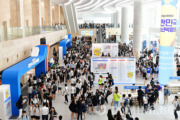 지난 2019년 5월 수원컨벤션센터에서 열린 제15회 대한민국청소년박람회에 청소년들이 참여하고 있다.