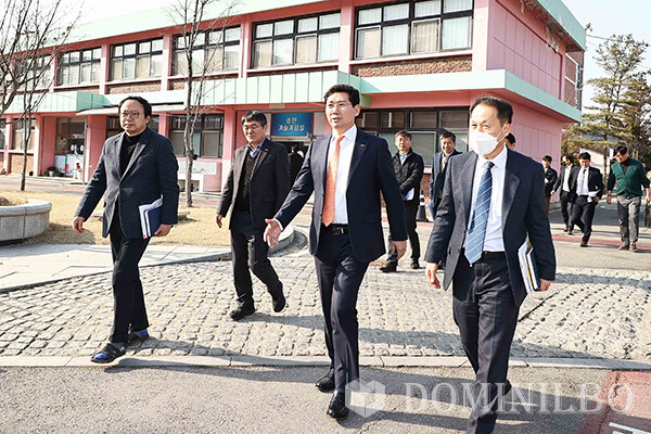 이상일 용인특례시장이 지난 3월 6일 용인바이오고등학교를 찾아 하고가 재구조화와 기숙사 설립에 대해 논의했다.