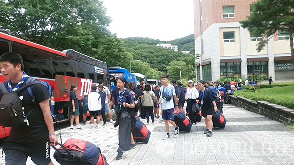 한국외국어대학교 글로벌캠퍼스에 묵던 대만 잼버리 대원들이 퇴소하고 있다