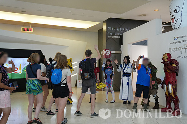 영화·게임 캐릭터로 분한 코스어(코스튬 플레이어)들이 한국만화박물관을 방문한 잼버리 대원들을 반갑게 맞이하고 있다.