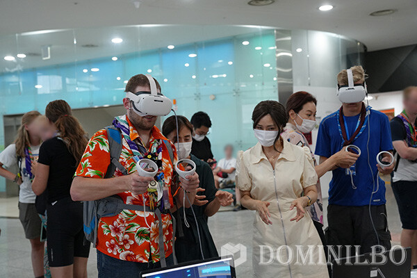 잼버리 대원들이 한국만화박물관에서 가상현실(VR) 체험을 하고 있다.