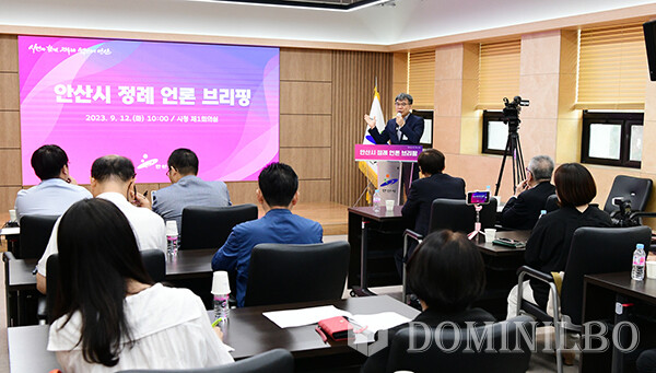 안산시 농업기술센터 김민 소장이 안산대부포도축제 추진계획을 발표했다.