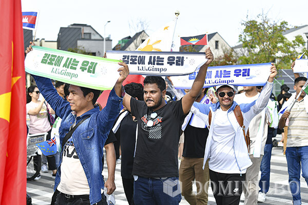 지난 9월 24일 김포에서 열린 세계인 큰잔치에서 김포거주 이주민들이 _김포에 사는 우리_ 슬로건을 들고 행진하고 있다