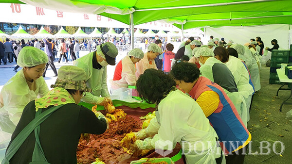 10월 28일 열린 김포농업대축제에서 시민들이 김장체험에 참여하고 있다.