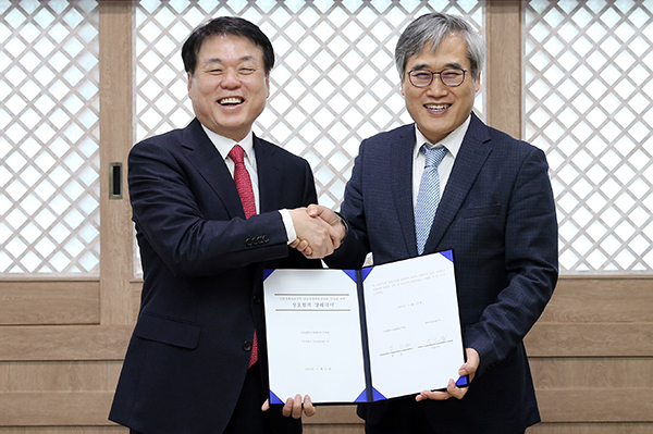지난 23일 김진용 인천경제청장(오른쪽)이 인천글로벌시티 백응섭 대표이사와 양해각서를 체결했다.