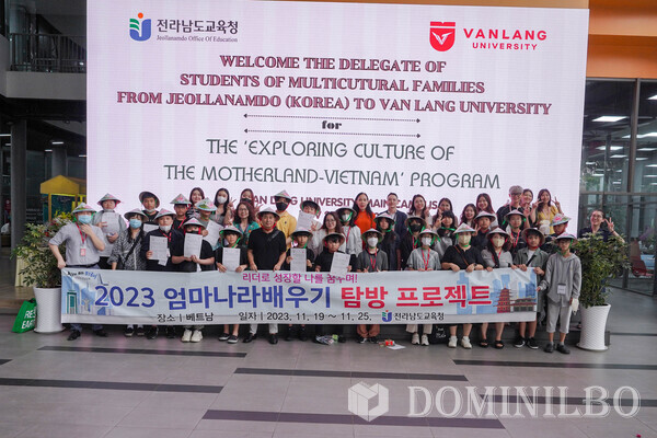 프로젝트에 참여한 학생들이 반랑대학교 한국어문화학부 캠프를 마치고 기념사진 촬영을 하고 있다.