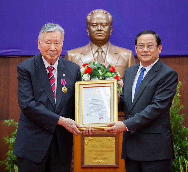 이중근 부영그룹 회장이 라오스 손싸이 시판돈 총리로부터(사진 오른쪽) 명예시민권을 수여받았다.