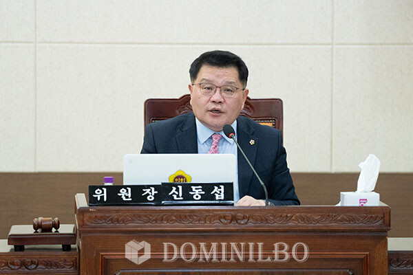 신동섭 인천시의회 행안위원장이 의회에서 안건을 발표하고 있다.