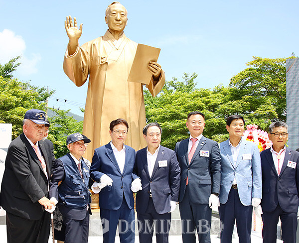 지난해 7월 이승만 전 대통령 동상 제막식에 참석한 김재욱(오른쪽 3번째) 칠곡군수가 이철우 경북도지사를 비롯한 주요 내빈과 기념 촬영을 하고 있다. 