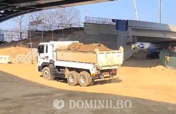 서울시 소재 건설현장에서 토사를 실은 덤프트럭이 적재함을 밀폐하지 않은 채 운행하고 있다.